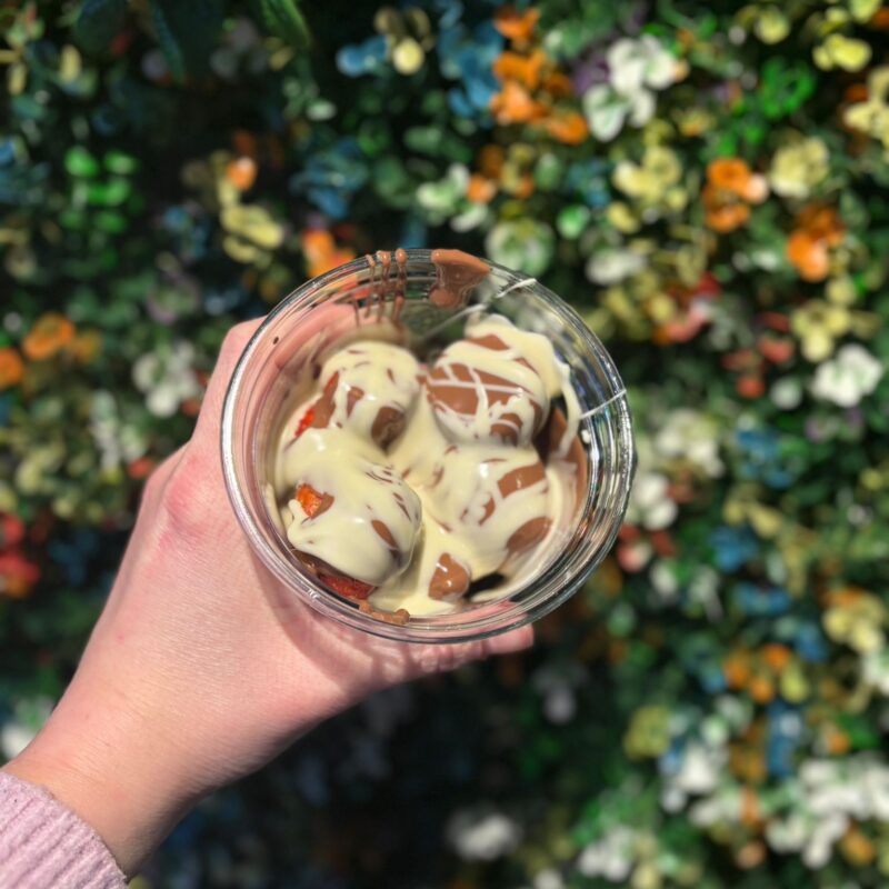 Maand snack aardbeien met topping naar keuze